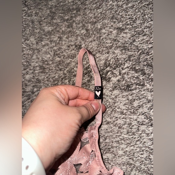 Victoria’s Secret 32D Sexy Pink Unlined Plunge Lace Floral Bra NWT - Picture 3 of 8